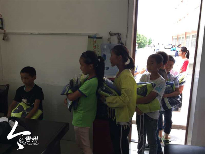 1    在贵州仁怀市第十一中学，贵州冠宇科技公司向精准扶贫户孩子捐赠了13套智能校服1_副本.jpg